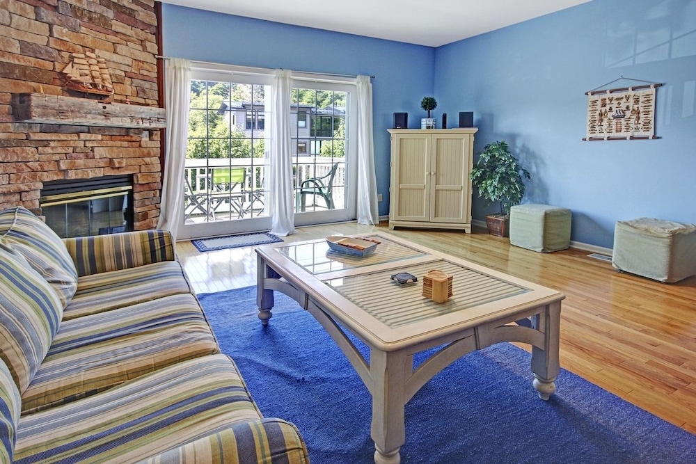 City Townhome, 3 Bedrooms, Fireplace photo 1