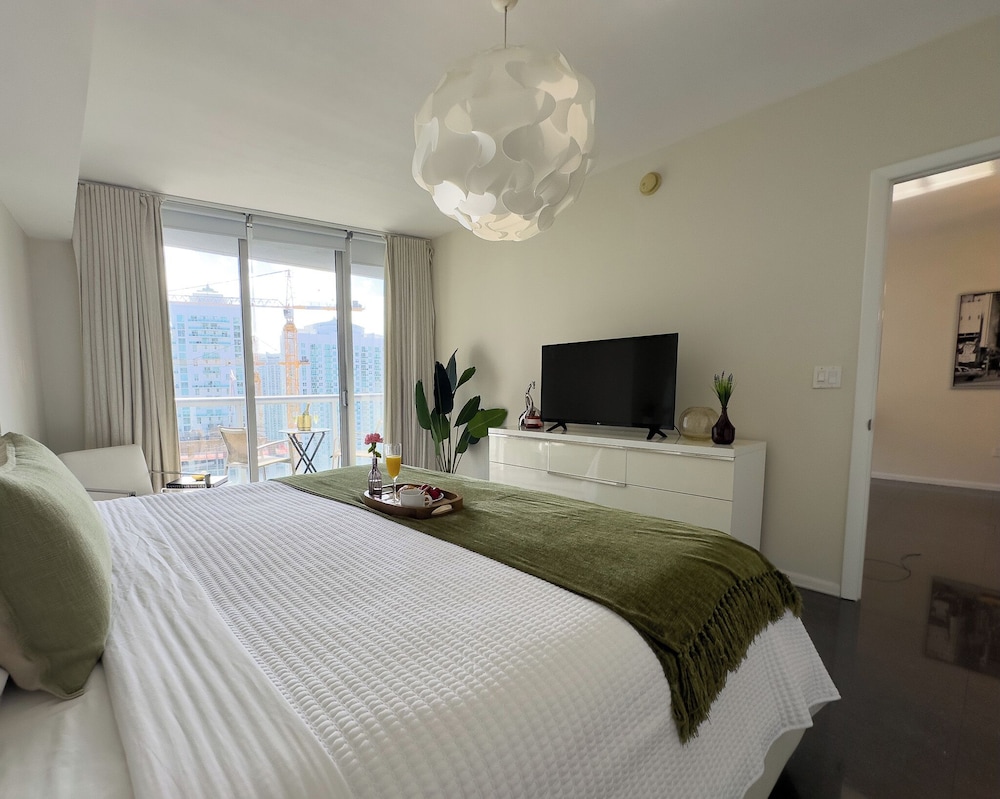 Boutique Apart, 1 King & Sofa Bed, Sauna, River/City Views, Balcony3307