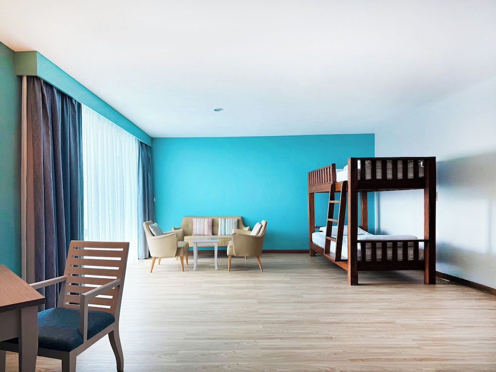 Family Pool View - 1 King and Bunk Bed - Photo 3