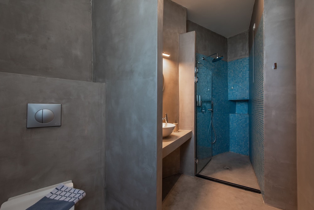 Basic Studio Suite, Pool View - Photo 6