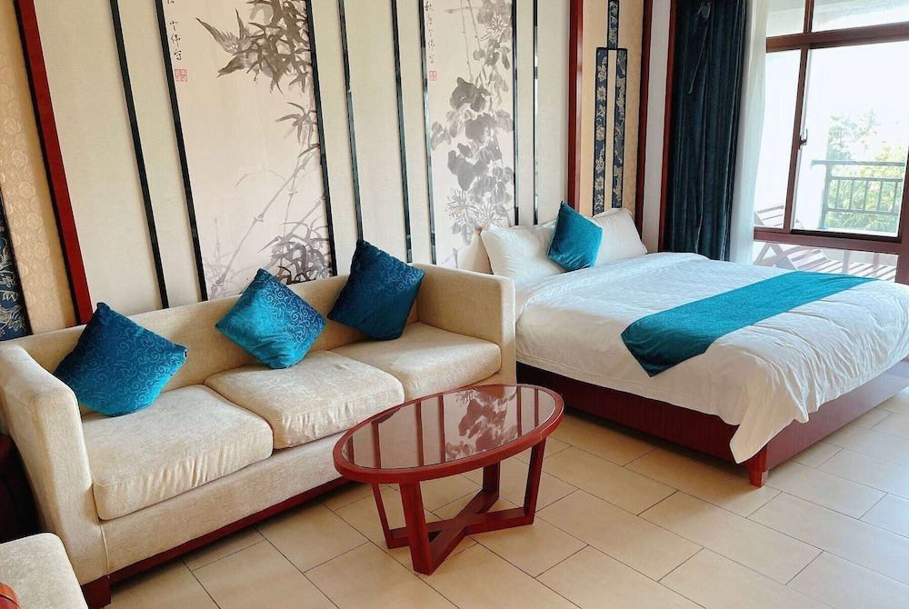 Family Suite, Multiple Beds, Non Smoking, Mountain View