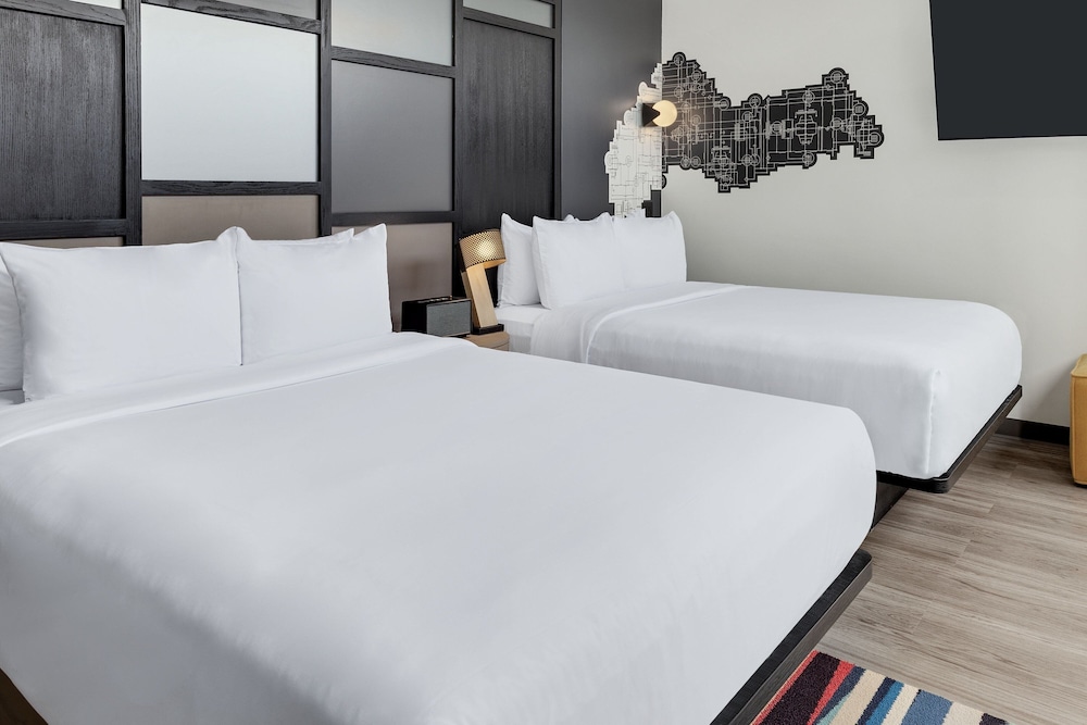 Room, 2 Queen Beds, City View - Photo 2