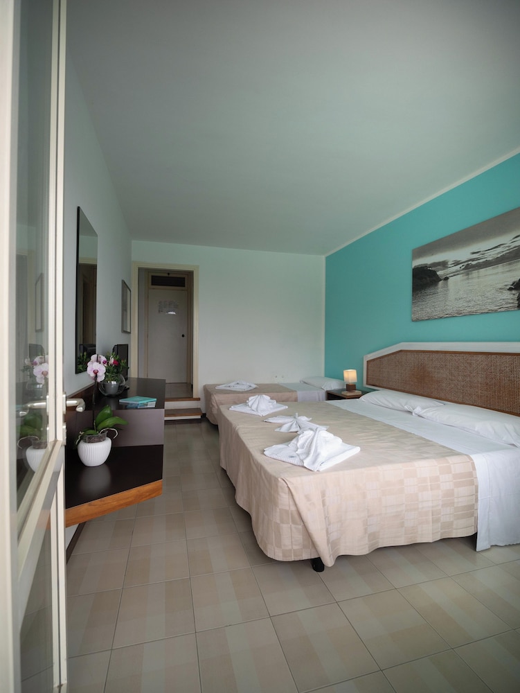 Standard Triple Room, Sea View photo 2