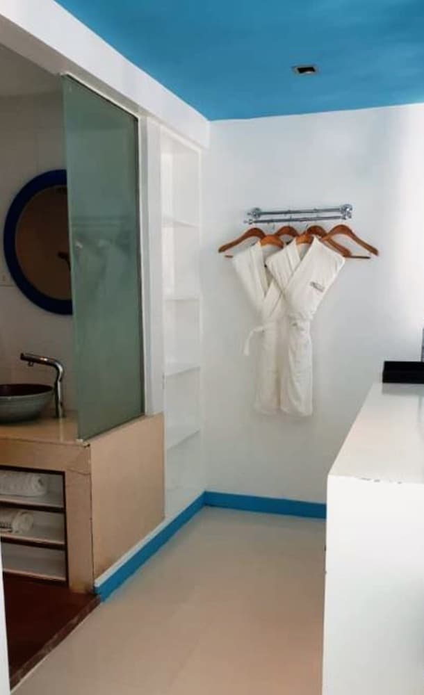 Ocean View Suite - Photo 2