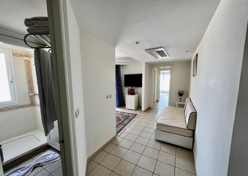 Basic Suite, 1 King Bed, Sea View photo 3