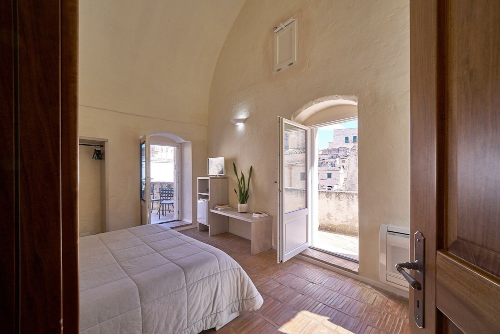 Family Room, 2 Bedrooms, City View photo 3