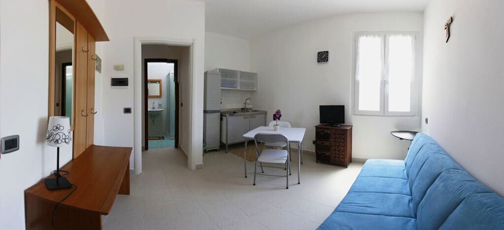 Studio (Apartment 23)