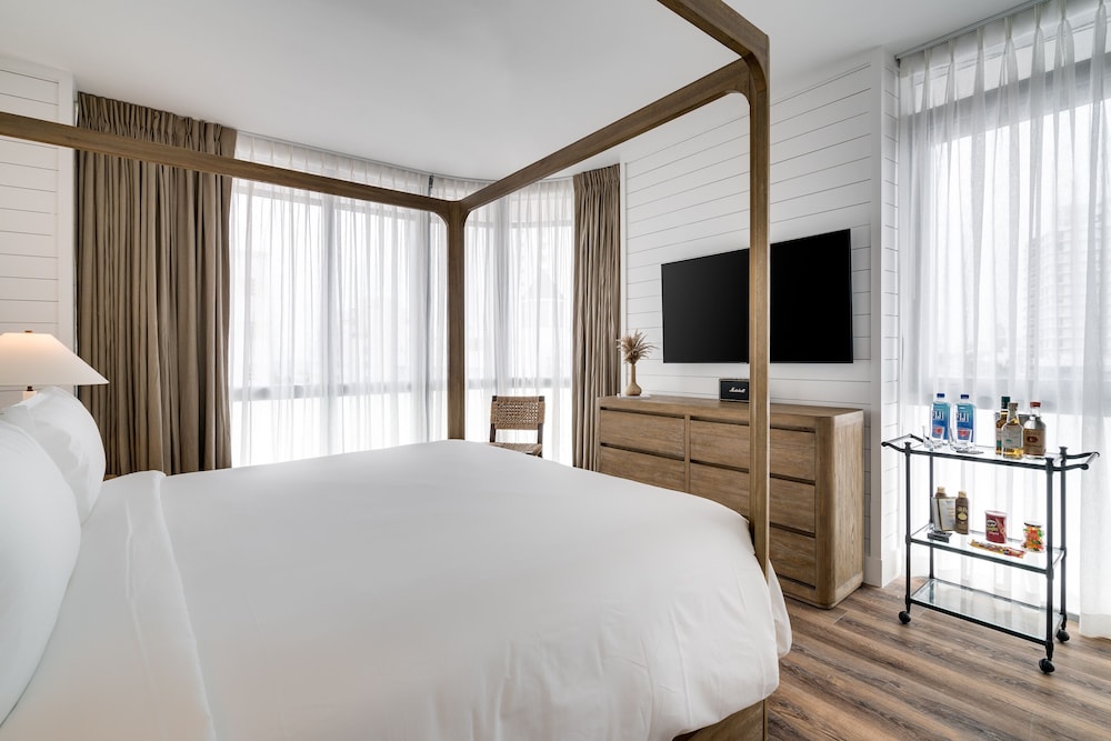 Penthouse Deluxe King Bedroom - Photo 3