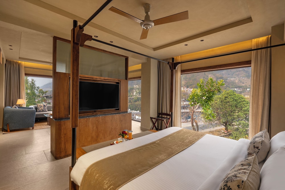 Suite, 1 King Bed, City View