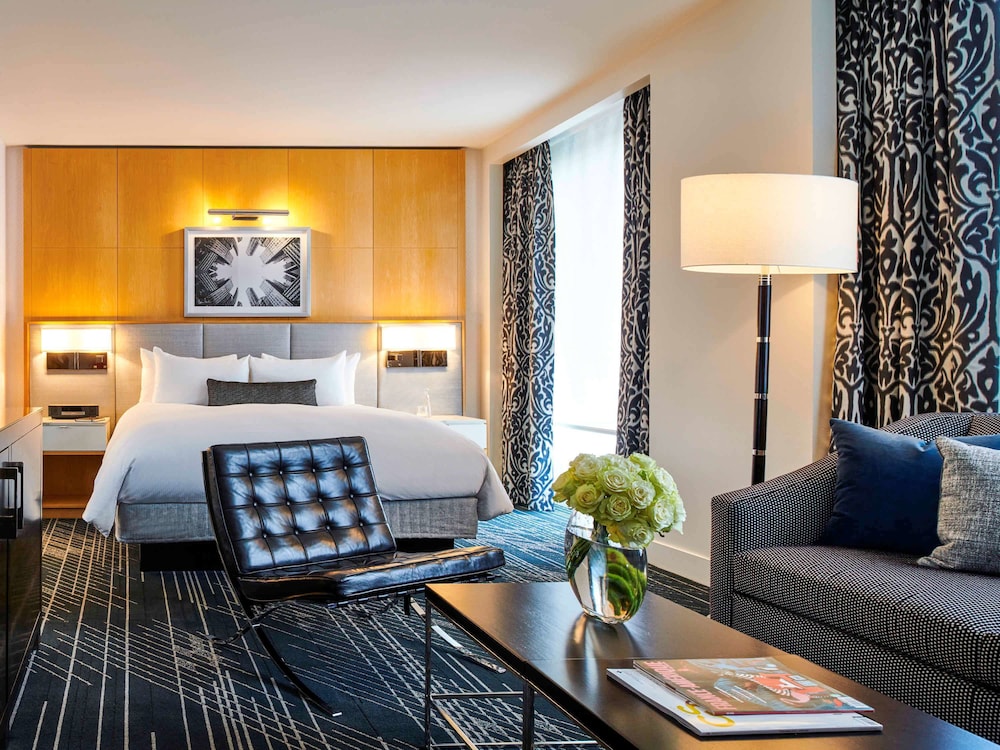 Junior Suite, 1 King Bed with Sofa bed - Photo 1