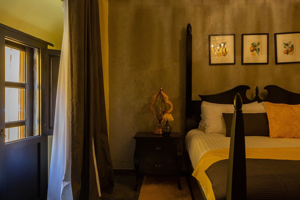 Basic Double Room, 1 King Bed, Fireplace, LISBON