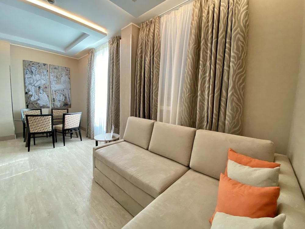 Luxury Suite thumbnail 5