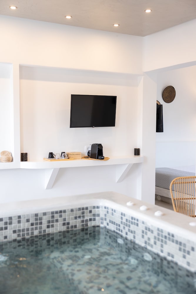 Elegant Suite with indoor jetted tub and sea view - Photo 19