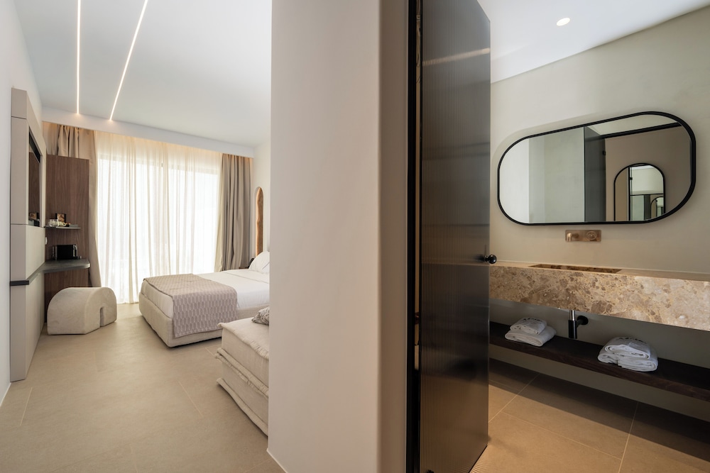 Deluxe Suite Sea View with Private Pool - Photo 2