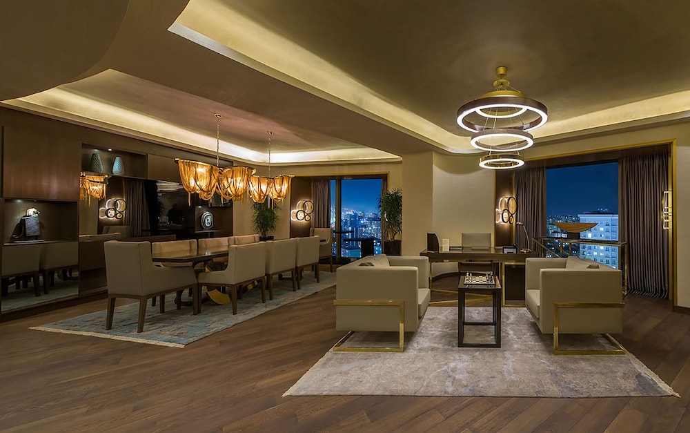 Presidential Suite thumbnail 5