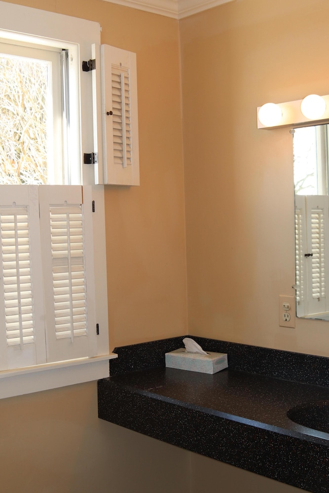Premium Single Room, Ensuite (COLONIAL FRONT TURRET ) photo 2