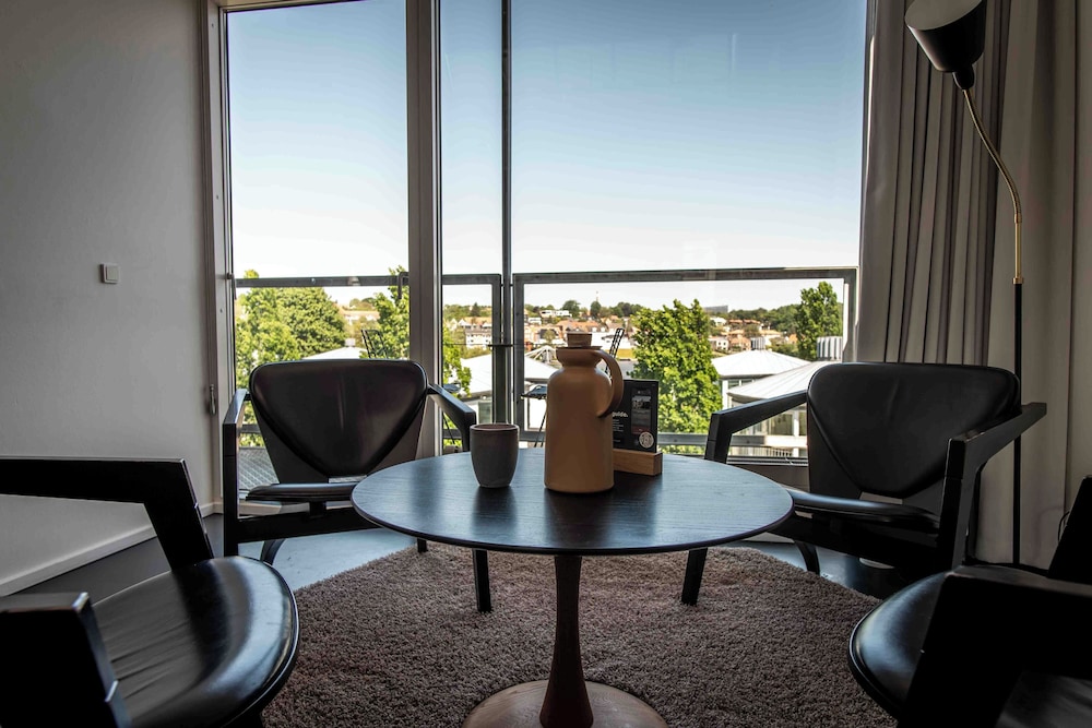 Penthouse, 3 Bedrooms, Balcony, Partial Lake View thumbnail 6