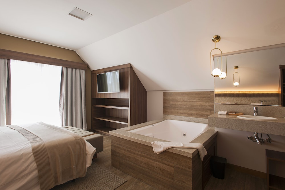 Premium Suite, Multiple Beds, Non Smoking, Bathtub - Photo 3