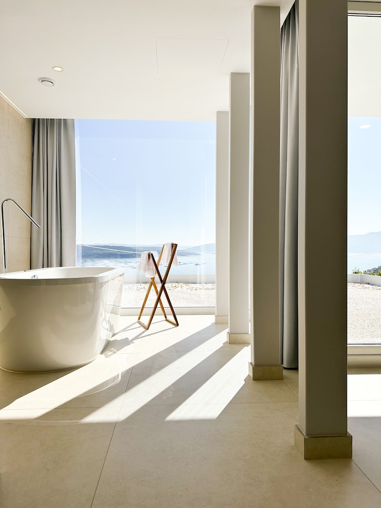Luxury Room, 1 King Bed, Hot Tub, Sea View photo 3