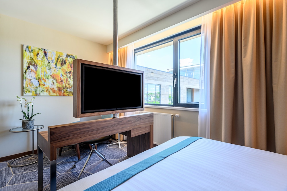 Premium Room, 1 King Bed (Walk-In Shower)