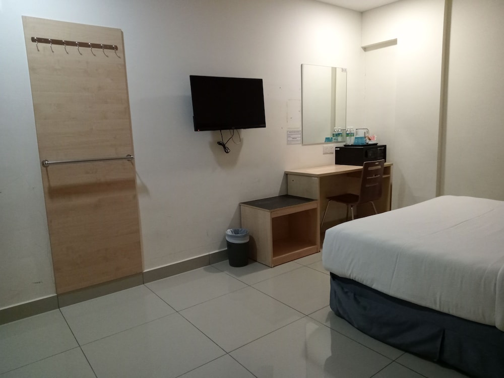 Basic Double Room, 1 Queen Bed photo 2
