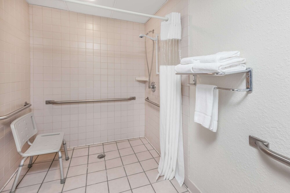 Room, 1 Queen Bed, Accessible, Non Smoking (Exterior View First Floor Mobility) photo 2