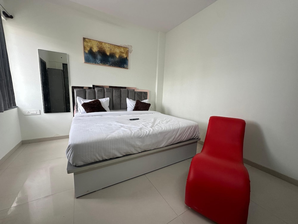 Deluxe Room, City View - Photo 4