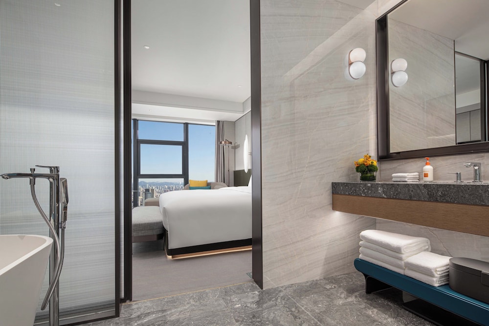 Premium Room, 1 King Bed photo 1