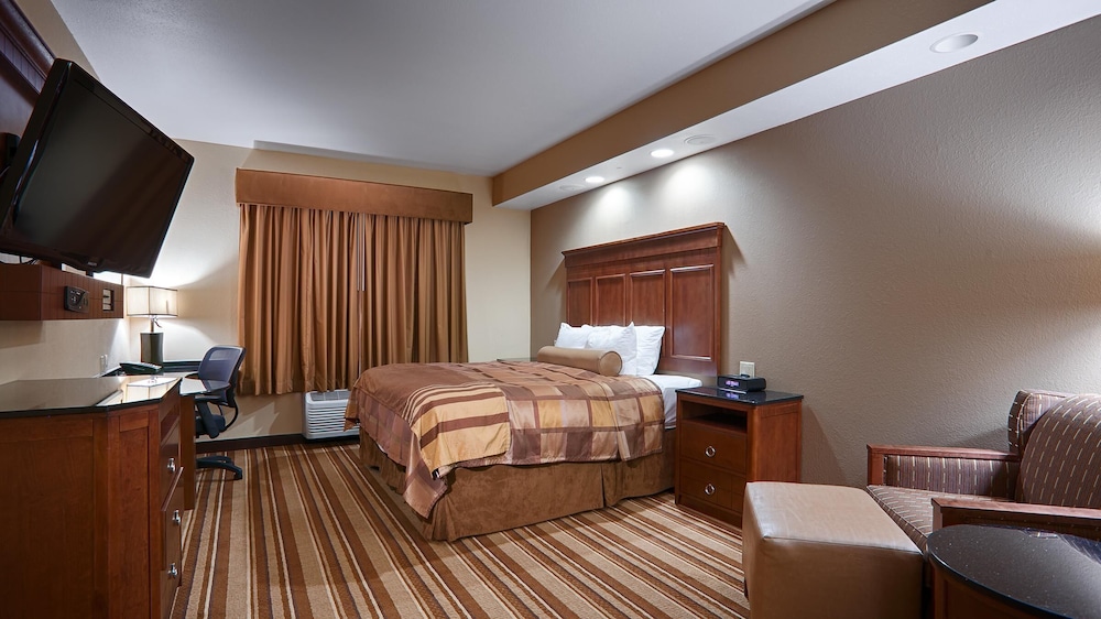 Standard Room, 1 King Bed, Non Smoking, Refrigerator & Microwave (Shower Only) - Photo 2