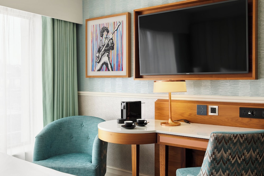 Executive Room, 1 King Bed thumbnail 5