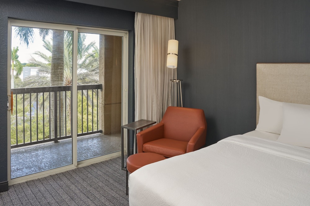 Room, 2 Queen Beds, Balcony - Photo 4
