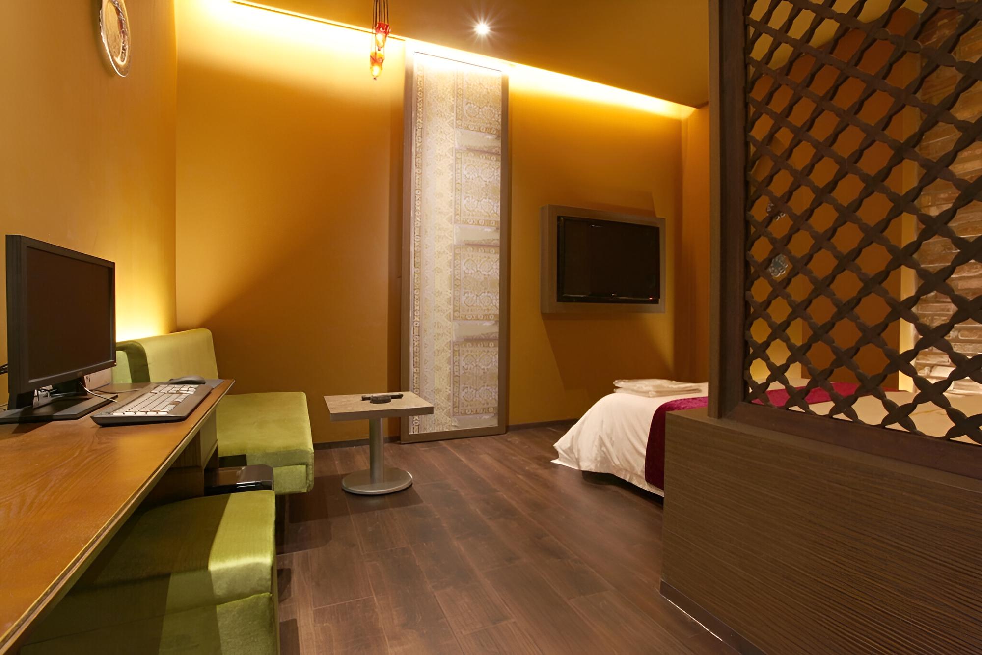 Room (Standard Room C) - Photo 13
