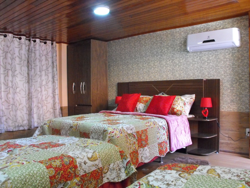 Family Room (Rosa)