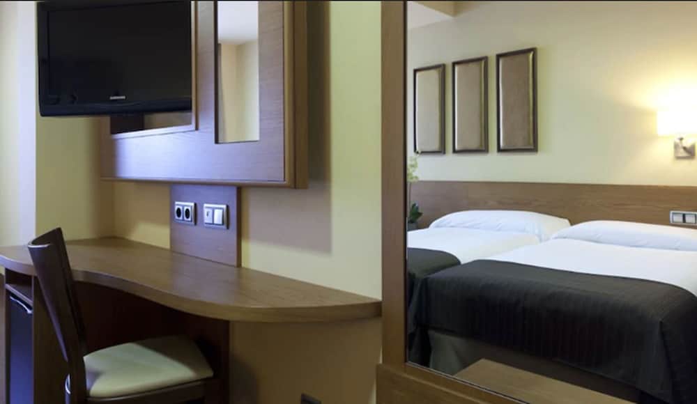 Quadruple Room, City View - Photo 1