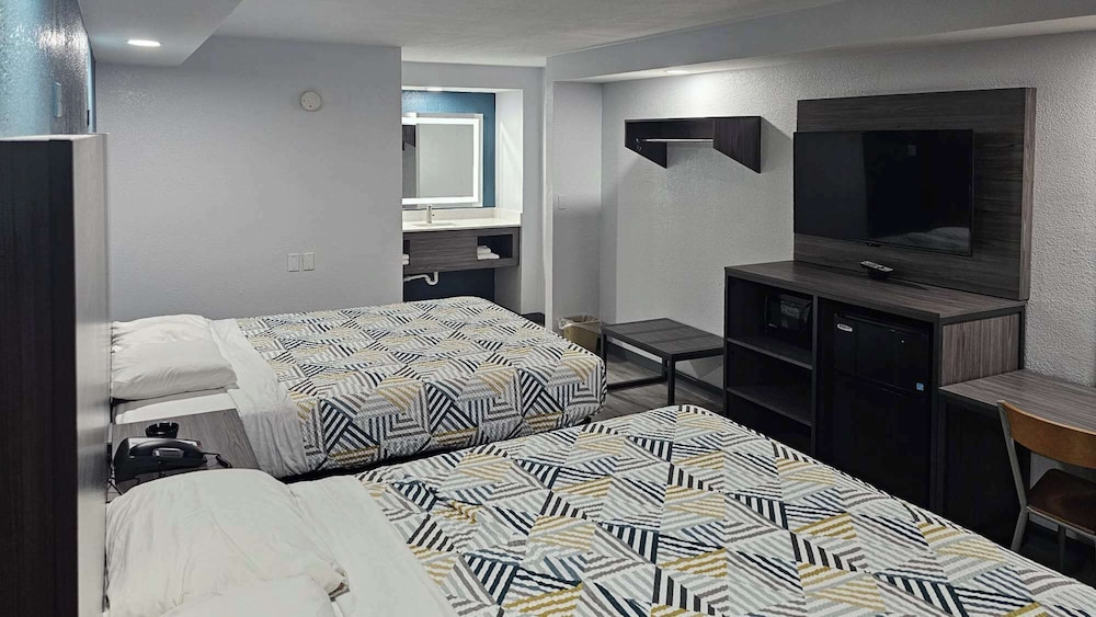 Standard Room, 2 Queen Beds, Non Smoking photo 2