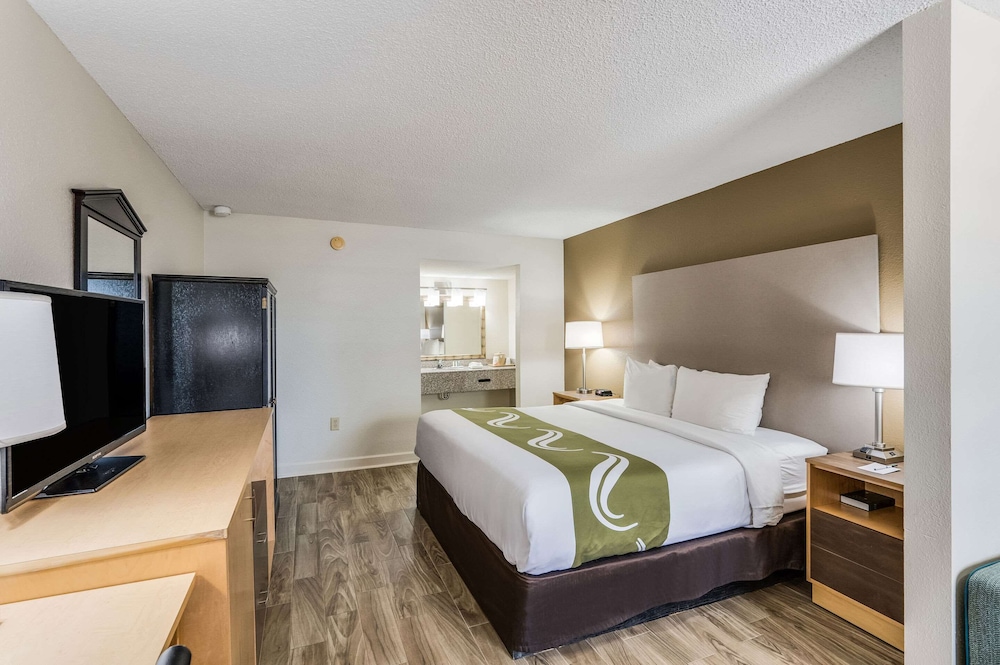 Standard Room, 1 King Bed, Non Smoking - Photo 1