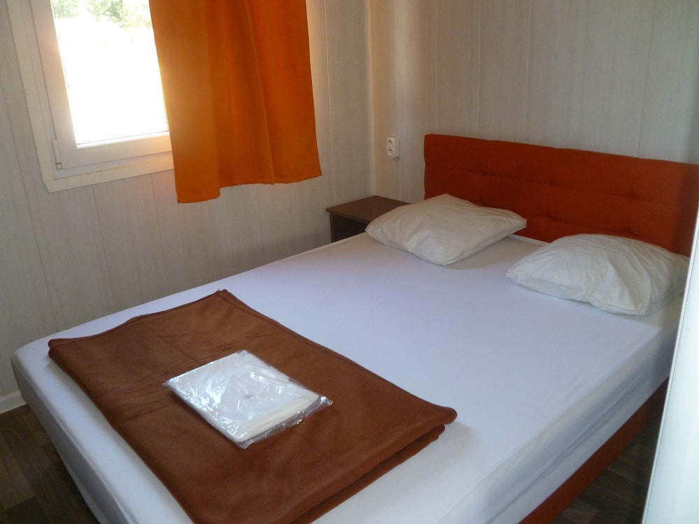Mobile Home, 2 Bedrooms - Photo 10