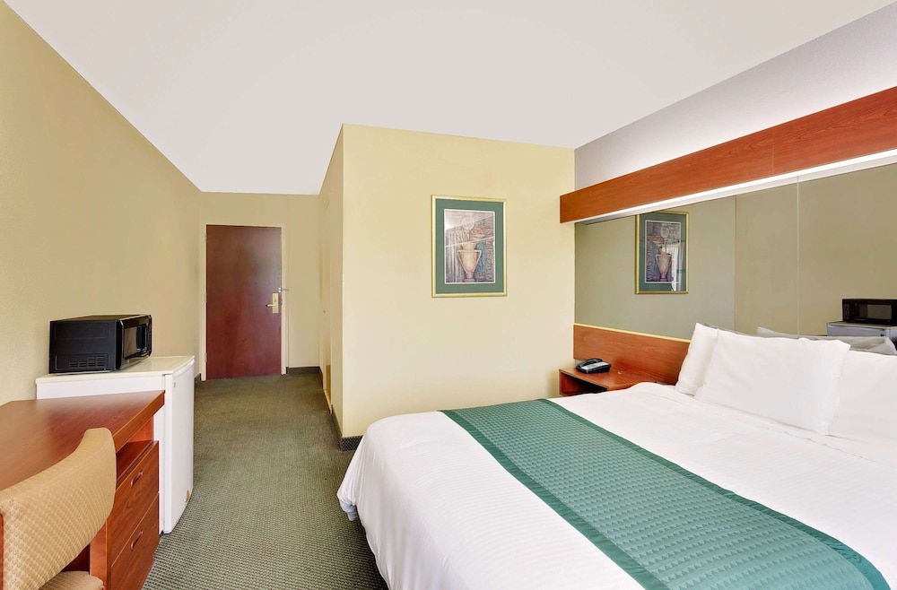 Standard Room, 1 Queen Bed, Accessible - Photo 2