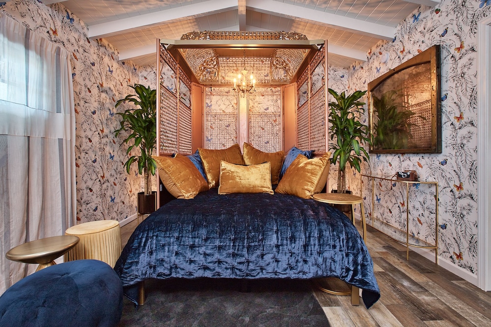 Paris Queen Room