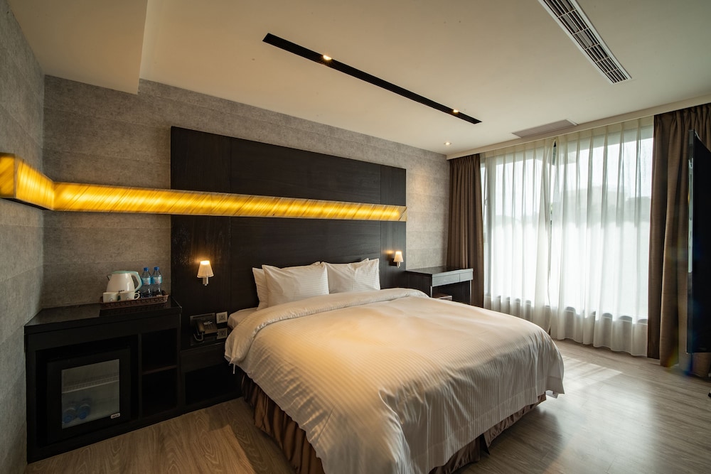 Deluxe Double Room, 1 Queen Bed, City View photo 2