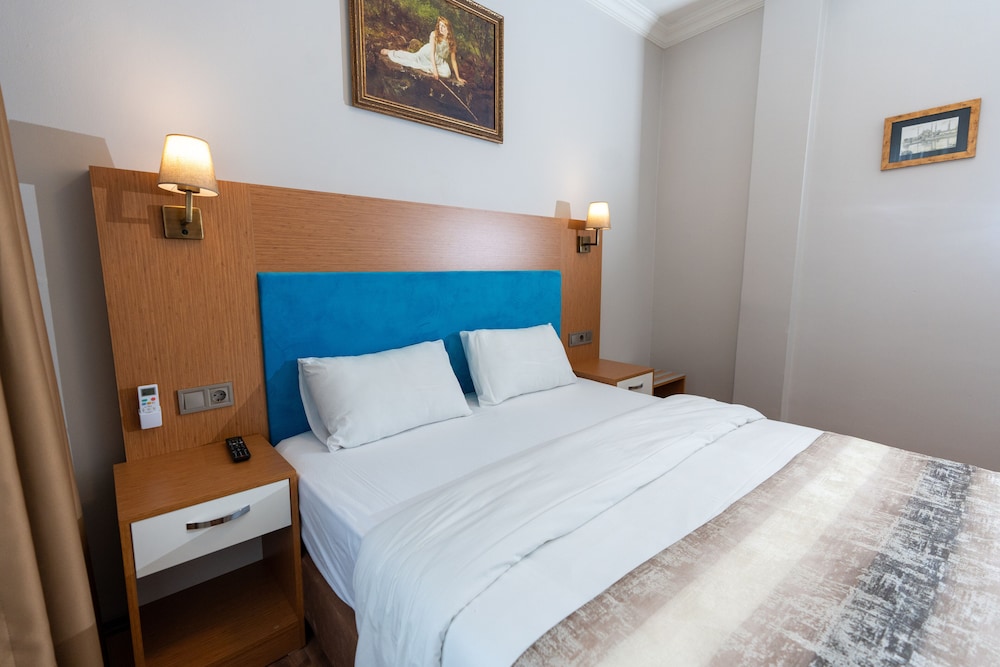 Double Room with Street View, No Smoking photo 2