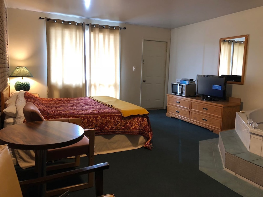 Standard Room, 1 King Bed photo 2