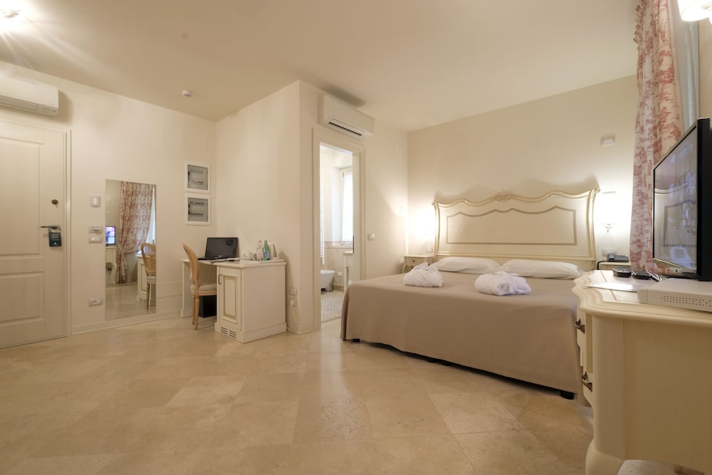 Superior Double Room, Patio - Photo 4