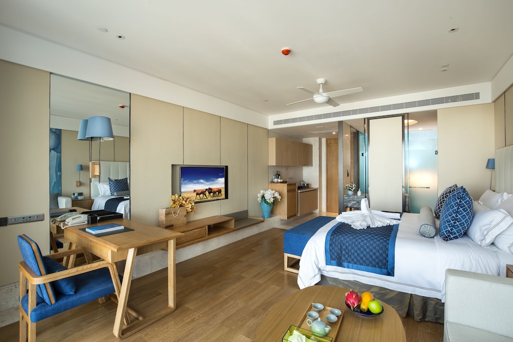 Superior Ocean View King Room photo 3