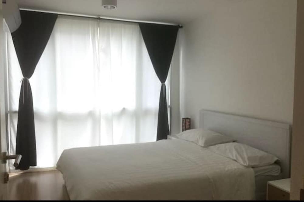 Business Condo, 1 Queen Bed with Sofa bed, Refrigerator & Microwave, Pool View photo 1