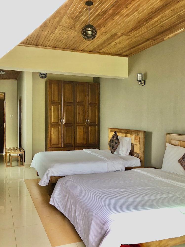 Executive Twin Room, 1 Bedroom, Partial Lake View, Executive Level