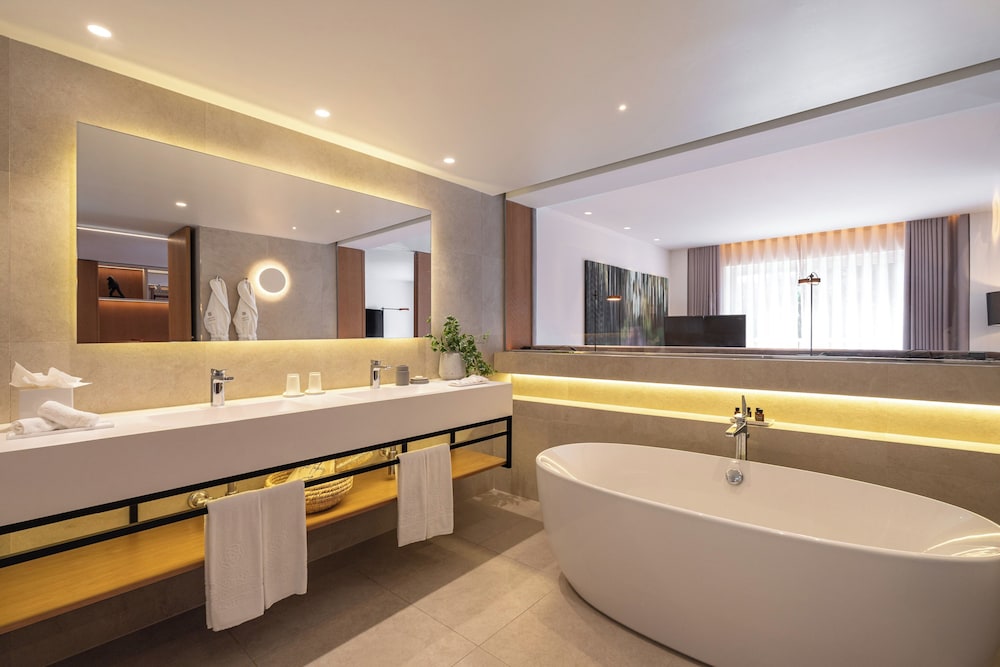 Signature Suite, Balcony - Photo 12