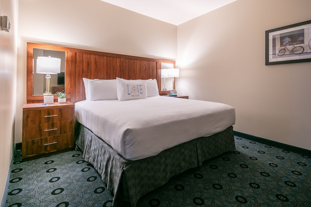 Mezzanine Guest Room King photo 1
