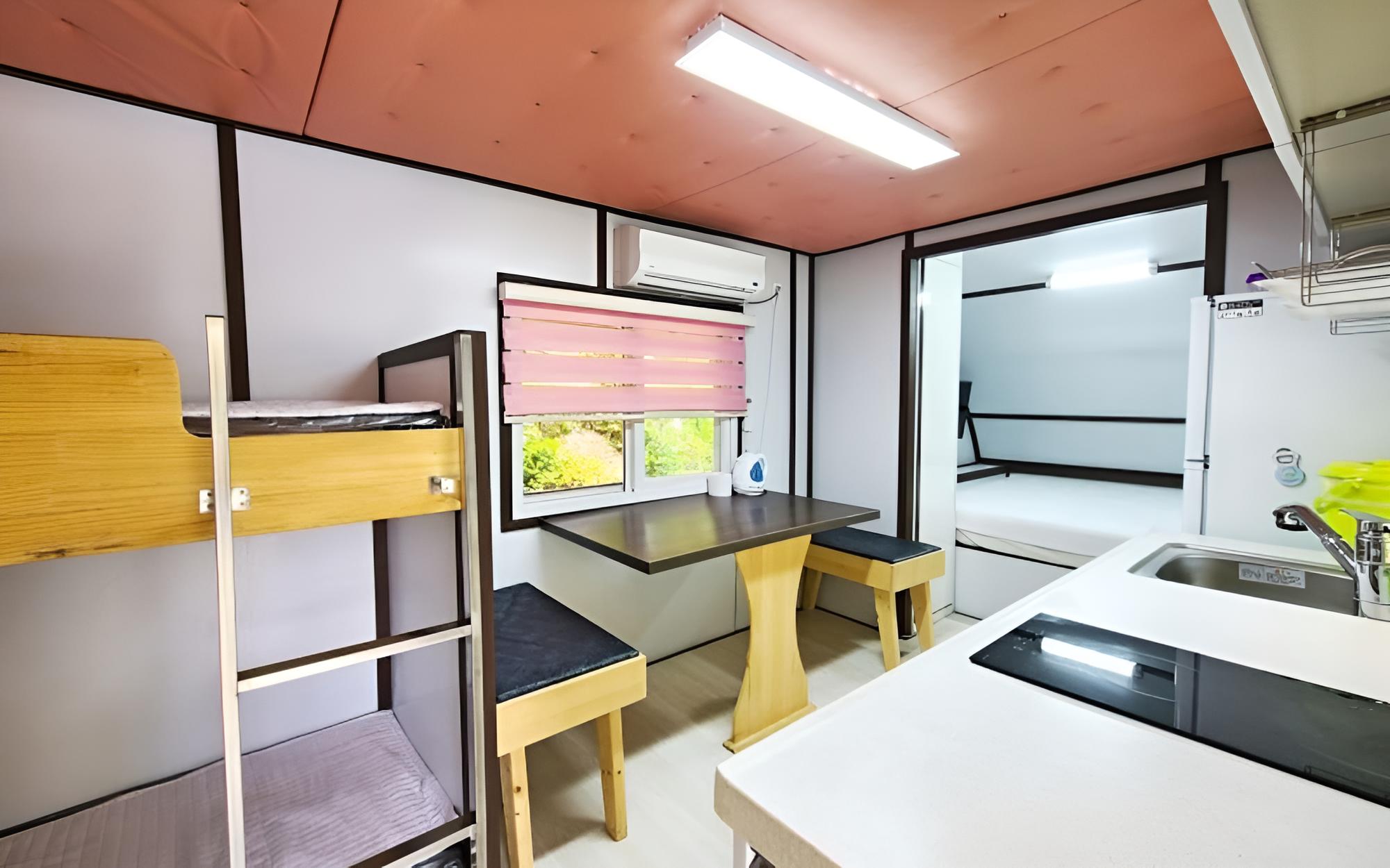 Room (Caravan) - Photo 1