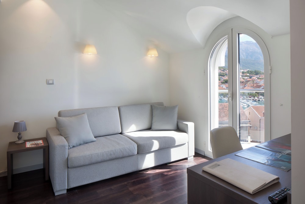 Junior Suite with Side Sea View photo 3